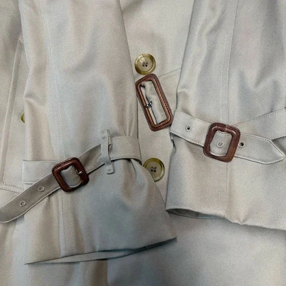 Burberry trench coat. - Picture 11 of 14